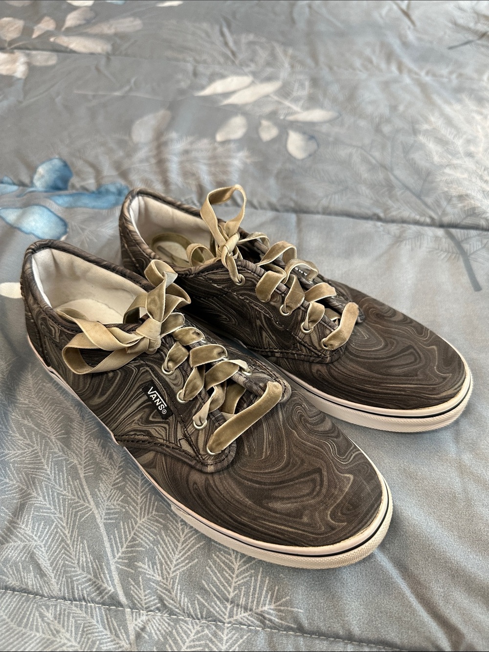 EUC/Like New IMO Vans Womens LowTop Sneakers in Gray Swirl w/velvet Laces Sz 7.5